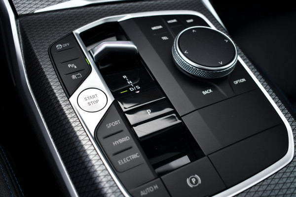 BMW 3-serie 330e xDrive M-Sport Pro Pano M-zetels ACC HUD 19inch El-klep