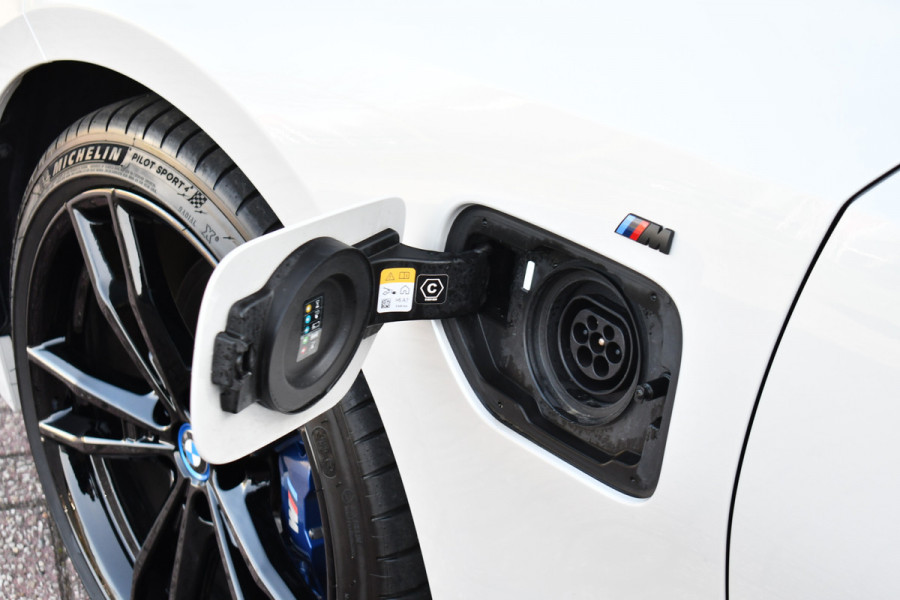 BMW 3-serie 330e xDrive M-Sport Pro Pano M-zetels ACC HUD 19inch El-klep