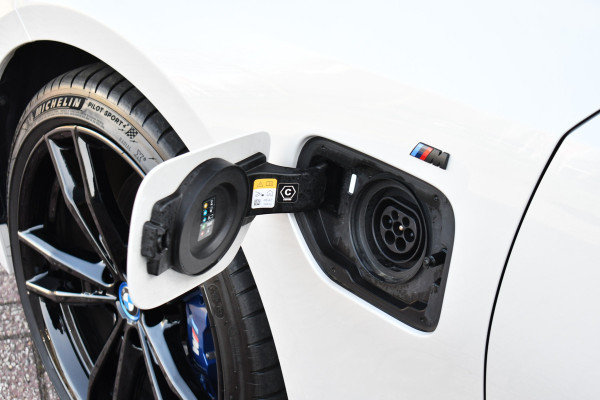 BMW 3-serie 330e xDrive M-Sport Pro Pano M-zetels ACC HUD 19inch El-klep