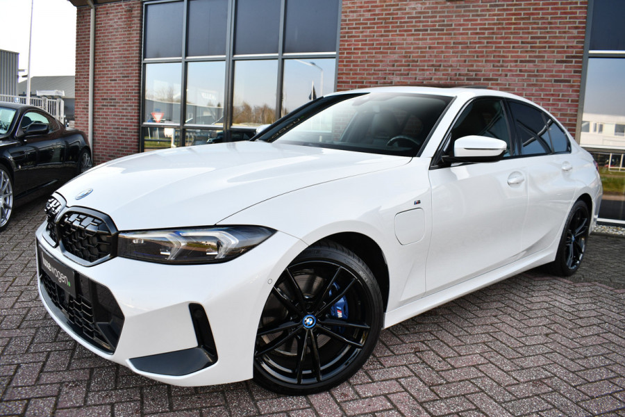 BMW 3-serie 330e xDrive M-Sport Pro Pano M-zetels ACC HUD 19inch El-klep