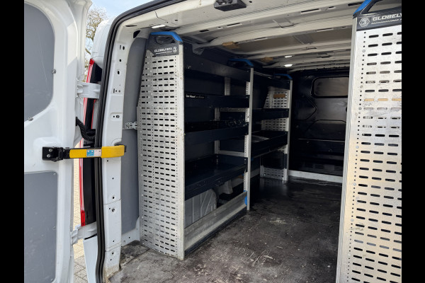 Ford Transit Custom 300 2.0 TDCI 130pk L2H1 Trend / vaste prijs rijklaar € 17.950 ex btw / ingerichte laadruimte / euro 6 / bpm vrij / trekhaak 2800 kg / airco / cruise / navigatie / camera !