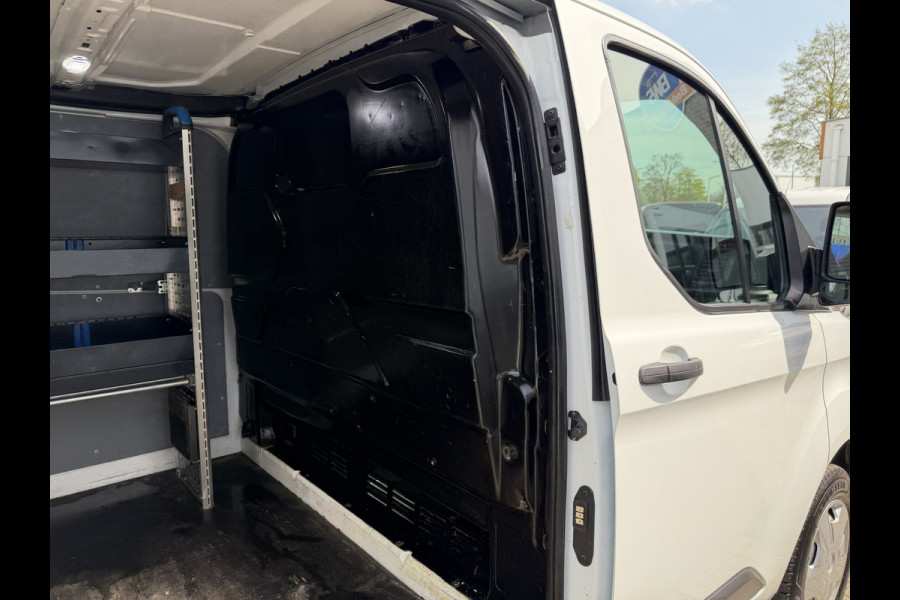 Ford Transit Custom 300 2.0 TDCI 130pk L2H1 Trend / vaste prijs rijklaar € 17.950 ex btw / ingerichte laadruimte / euro 6 / bpm vrij / trekhaak 2800 kg / airco / cruise / navigatie / camera !