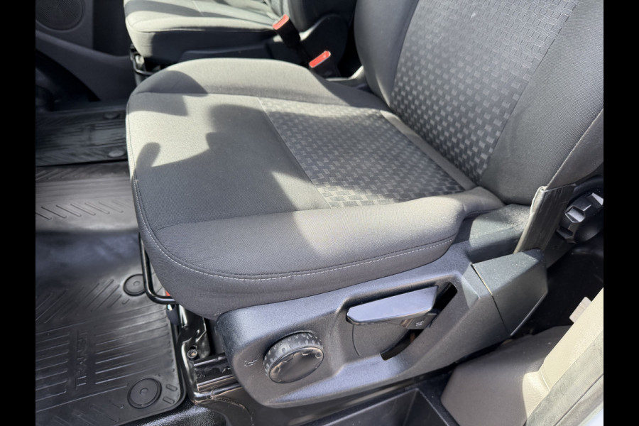 Ford Transit Custom 300 2.0 TDCI 130pk L2H1 Trend / vaste prijs rijklaar € 17.950 ex btw / ingerichte laadruimte / euro 6 / bpm vrij / trekhaak 2800 kg / airco / cruise / navigatie / camera !