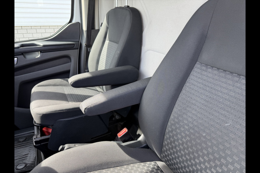 Ford Transit Custom 300 2.0 TDCI 130pk L2H1 Trend / vaste prijs rijklaar € 17.950 ex btw / ingerichte laadruimte / euro 6 / bpm vrij / trekhaak 2800 kg / airco / cruise / navigatie / camera !