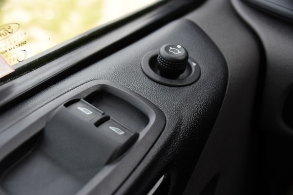 Ford Transit Custom 2.0 TDCI L1H1 Sport Edition Camera, Cruise, Carplay, 130pk, Sensoren, Trekhaak, Leder, LED, 2 x Schuifdeur, Stoelverwarming, Uniek!