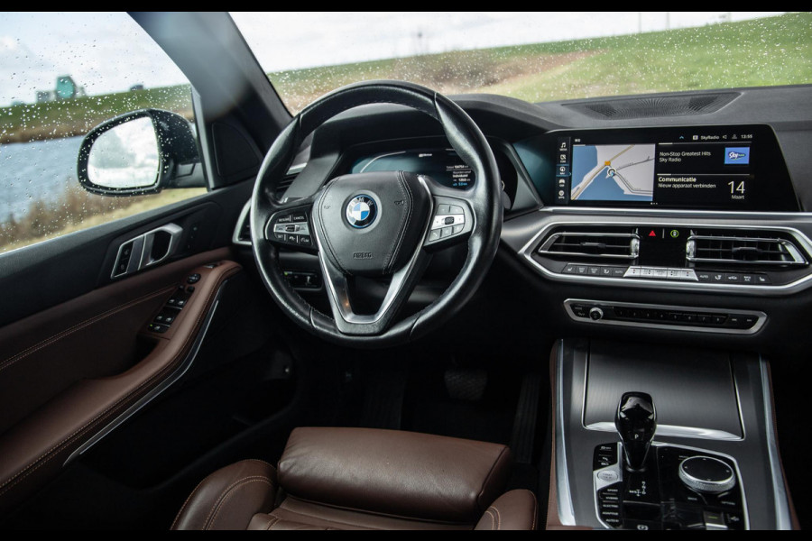 BMW X5 xDrive45e High Executive CARPLAY / CAMERA / DEALER ONDERHOUDEN / BRUIN LEER / STOELVERWARMING