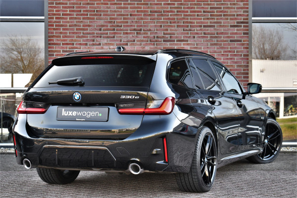 BMW 3 Serie Touring 330e M-Sport Pano ACC Trekhaak H/K HUD 19inch Stuurverw