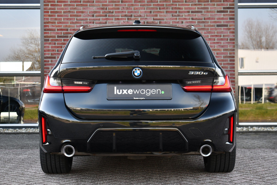 BMW 3 Serie Touring 330e M-Sport Pano ACC Trekhaak H/K HUD 19inch Stuurverw
