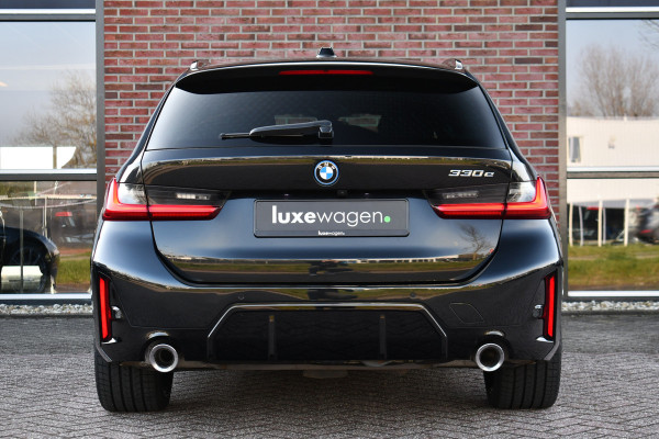 BMW 3 Serie Touring 330e M-Sport Pano ACC Trekhaak H/K HUD 19inch Stuurverw