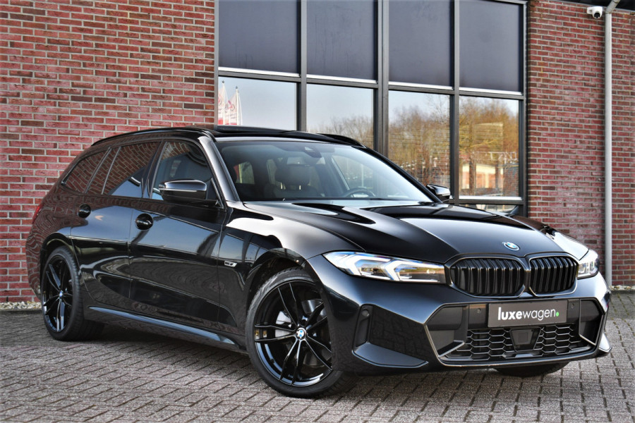 BMW 3 Serie Touring 330e M-Sport Pano ACC Trekhaak H/K HUD 19inch Stuurverw