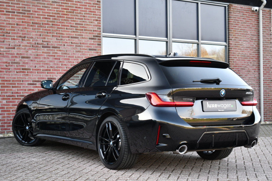 BMW 3 Serie Touring 330e M-Sport Pano ACC Trekhaak H/K HUD 19inch Stuurverw