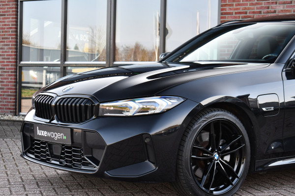 BMW 3 Serie Touring 330e M-Sport Pano ACC Trekhaak H/K HUD 19inch Stuurverw