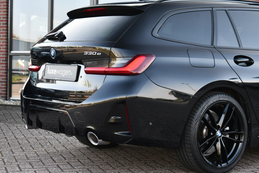BMW 3 Serie Touring 330e M-Sport Pano ACC Trekhaak H/K HUD 19inch Stuurverw
