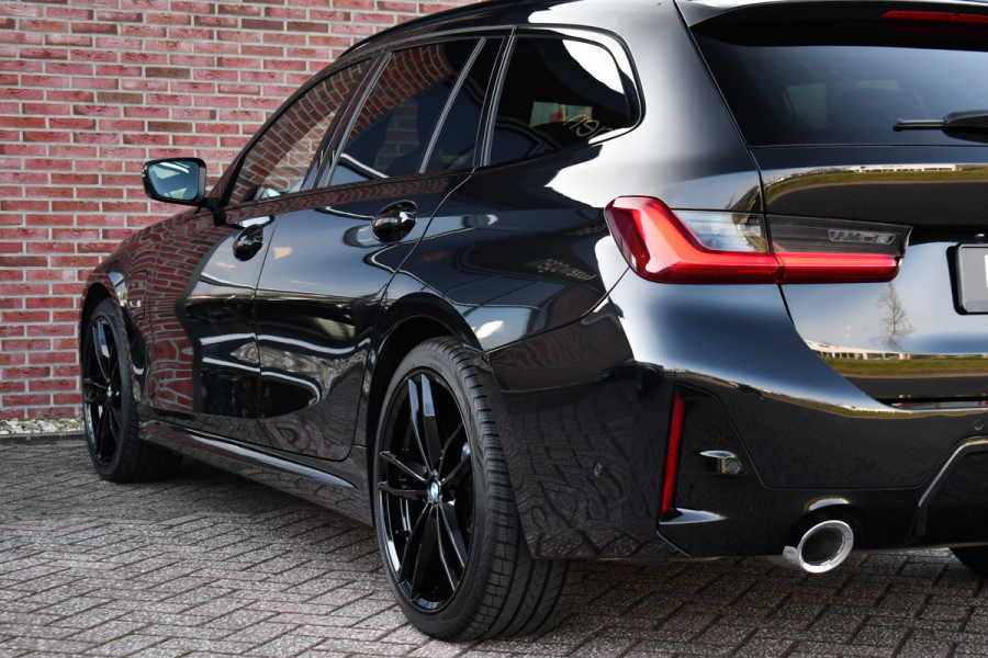 BMW 3 Serie Touring 330e M-Sport Pano ACC Trekhaak H/K HUD 19inch Stuurverw