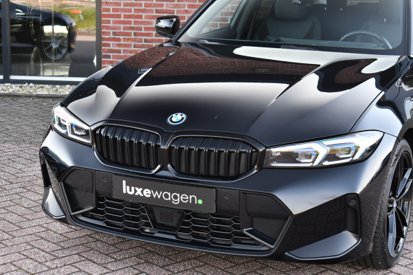 BMW 3 Serie Touring 330e M-Sport Pano ACC Trekhaak H/K HUD 19inch Stuurverw