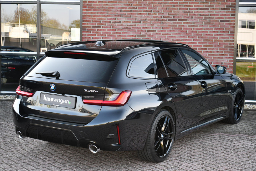 BMW 3 Serie Touring 330e M-Sport Pano ACC Trekhaak H/K HUD 19inch Stuurverw