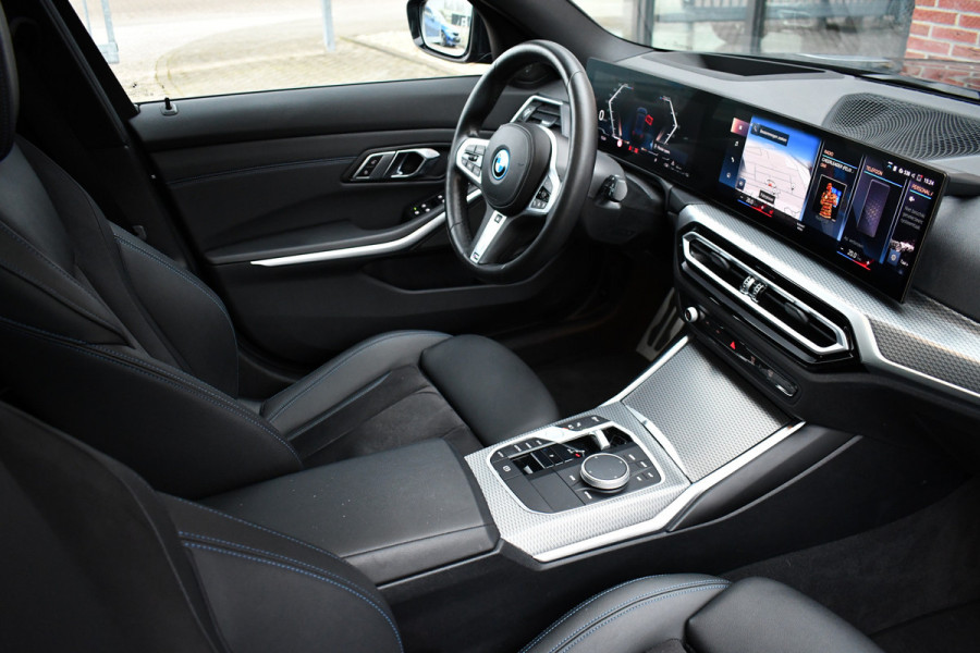 BMW 3 Serie Touring 330e M-Sport Pano ACC Trekhaak H/K HUD 19inch Stuurverw