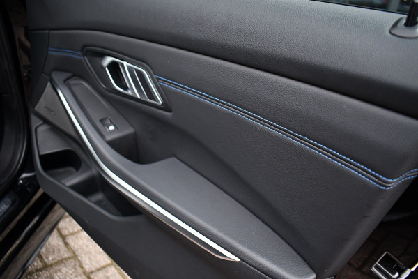 BMW 3 Serie Touring 330e M-Sport Pano ACC Trekhaak H/K HUD 19inch Stuurverw