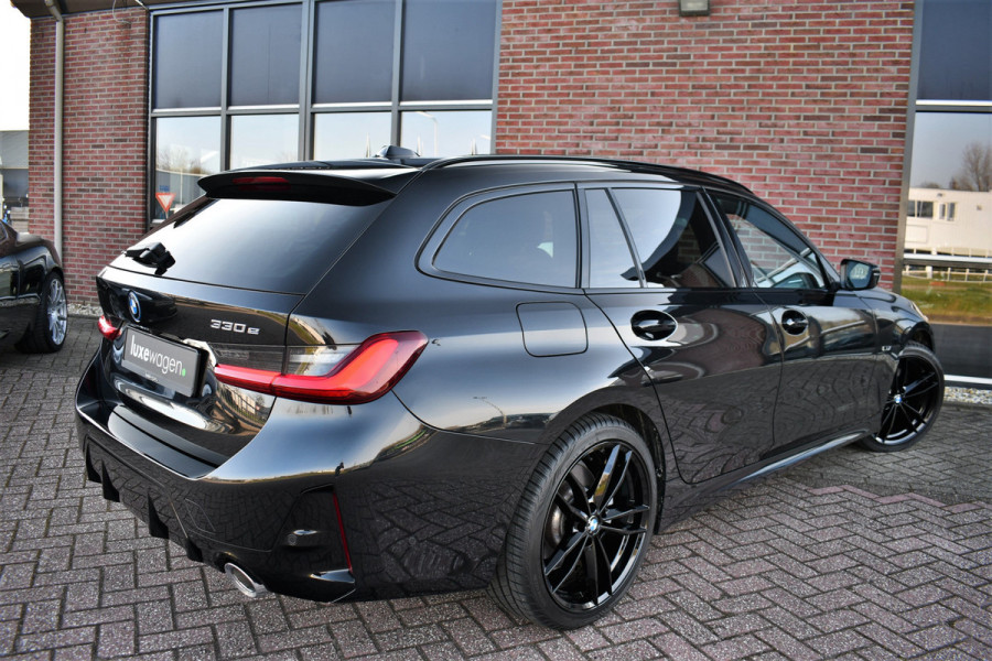 BMW 3 Serie Touring 330e M-Sport Pano ACC Trekhaak H/K HUD 19inch Stuurverw