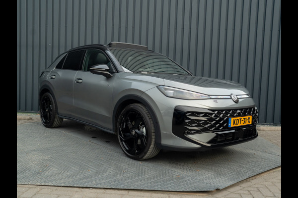 Volkswagen T-Roc 1.5 eTsi R-Line First Edition | Trekhaak wegkl. | 360 Camera | Panodak | Harman/Kardon | Prijs Rijklaar!!