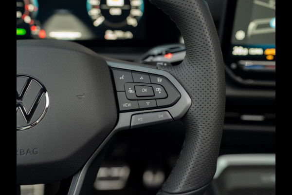 Volkswagen T-Roc 1.5 eTsi R-Line First Edition | Trekhaak wegkl. | 360 Camera | Panodak | Harman/Kardon | Prijs Rijklaar!!