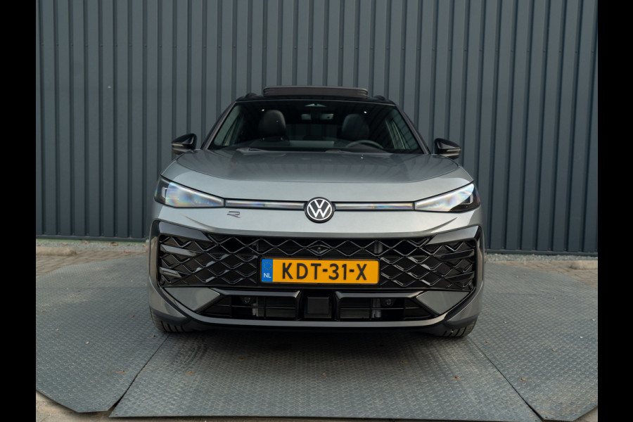 Volkswagen T-Roc 1.5 eTsi R-Line First Edition | Trekhaak wegkl. | 360 Camera | Panodak | Harman/Kardon | Prijs Rijklaar!!