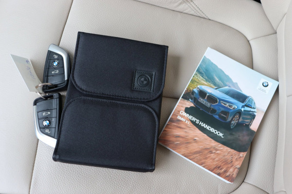 BMW X1 SDrive20i High Executive org.NL leer+verw Schuifdak HUD A.camera Carplay