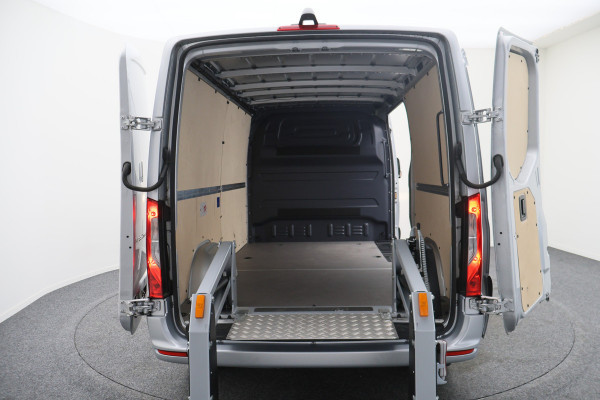 Mercedes-Benz Sprinter 317 CDI Automaat L2H1 3-Zits, Elek. laadklep, Stoelverwarming, Camera, Cruise, Apple Carplay, 18''