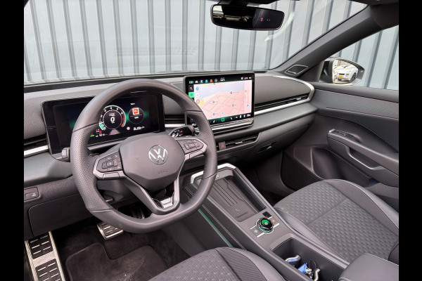 Volkswagen T-Roc 1.5 eTsi R-Line First Edition | Trekhaak wegkl. | 360 Camera | Panodak | Harman/Kardon | Prijs Rijklaar!!