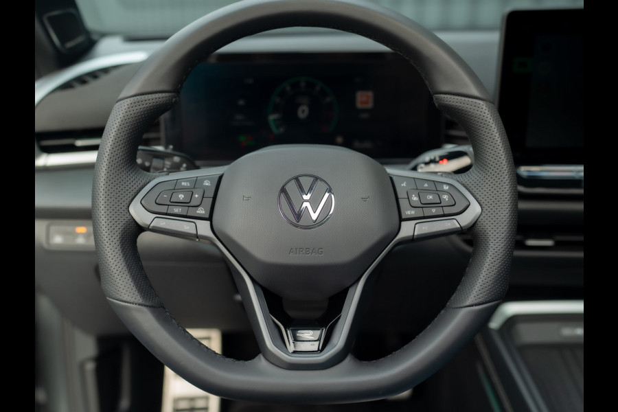 Volkswagen T-Roc 1.5 eTsi R-Line First Edition | Trekhaak wegkl. | 360 Camera | Panodak | Harman/Kardon | Prijs Rijklaar!!