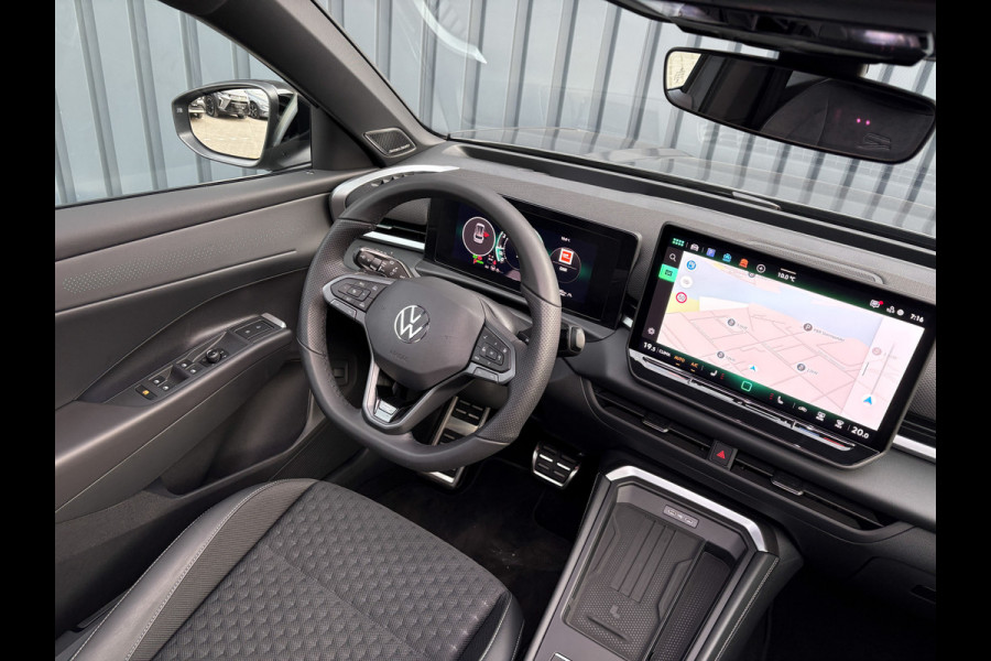 Volkswagen T-Roc 1.5 eTsi R-Line First Edition | Trekhaak wegkl. | 360 Camera | Panodak | Harman/Kardon | Prijs Rijklaar!!