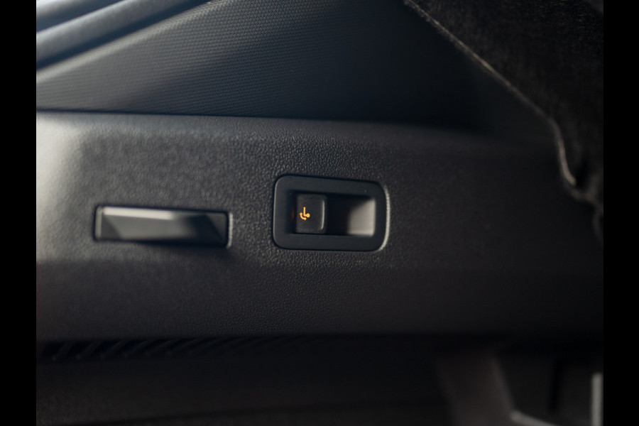 Volkswagen T-Roc 1.5 eTsi R-Line First Edition | Trekhaak wegkl. | 360 Camera | Panodak | Harman/Kardon | Prijs Rijklaar!!