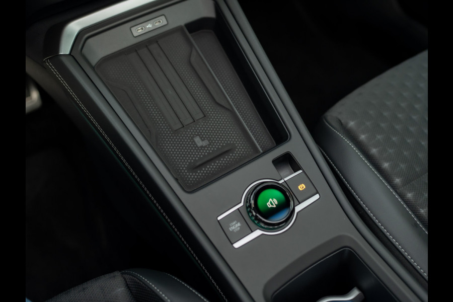 Volkswagen T-Roc 1.5 eTsi R-Line First Edition | Trekhaak wegkl. | 360 Camera | Panodak | Harman/Kardon | Prijs Rijklaar!!