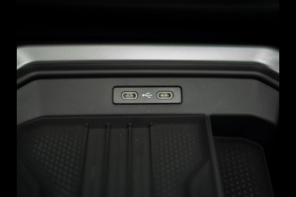 Volkswagen T-Roc 1.5 eTsi R-Line First Edition | Trekhaak wegkl. | 360 Camera | Panodak | Harman/Kardon | Prijs Rijklaar!!