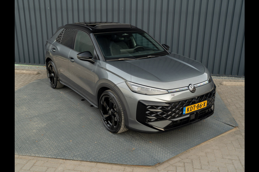 Volkswagen T-Roc 1.5 eTsi R-Line First Edition | Trekhaak wegkl. | 360 Camera | Panodak | Harman/Kardon | Prijs Rijklaar!!