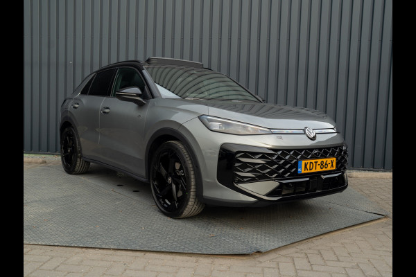 Volkswagen T-Roc 1.5 eTsi R-Line First Edition | Trekhaak wegkl. | 360 Camera | Panodak | Harman/Kardon | Prijs Rijklaar!!