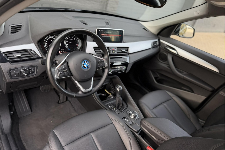 BMW X1 xDrive25e | PDC V+A | Leder | Sportstuur | NAVI | LED | 20x op voorraad