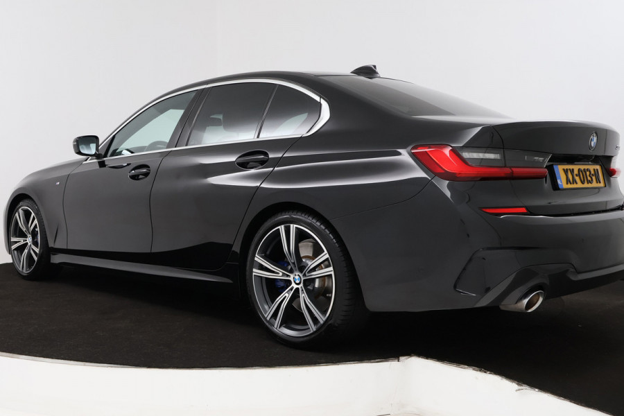 BMW 3-serie 330i High Executive Edition (STOELVERWARMING, SFEERVERLICHTING, ACHTERUITRIJCAMERA, NAVIGATIE, PARKEERSENSOREN)