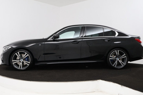 BMW 3-serie 330i High Executive Edition (STOELVERWARMING, SFEERVERLICHTING, ACHTERUITRIJCAMERA, NAVIGATIE, PARKEERSENSOREN)