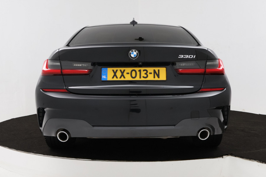 BMW 3-serie 330i High Executive Edition (STOELVERWARMING, SFEERVERLICHTING, ACHTERUITRIJCAMERA, NAVIGATIE, PARKEERSENSOREN)