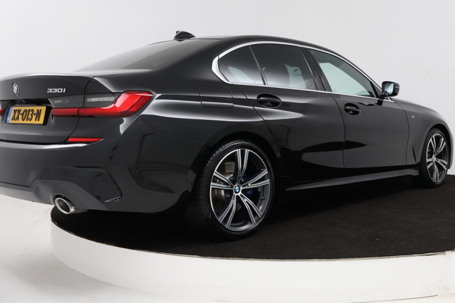 BMW 3-serie 330i High Executive Edition (STOELVERWARMING, SFEERVERLICHTING, ACHTERUITRIJCAMERA, NAVIGATIE, PARKEERSENSOREN)