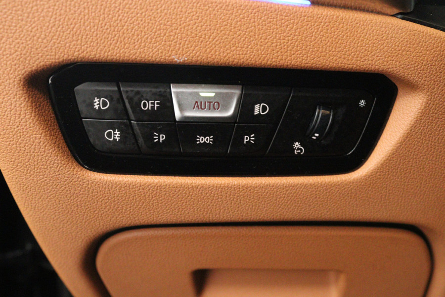 BMW 3-serie 330i High Executive Edition (STOELVERWARMING, SFEERVERLICHTING, ACHTERUITRIJCAMERA, NAVIGATIE, PARKEERSENSOREN)