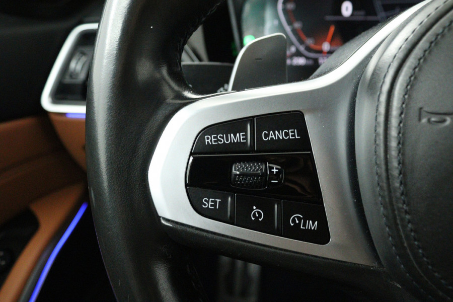 BMW 3-serie 330i High Executive Edition (STOELVERWARMING, SFEERVERLICHTING, ACHTERUITRIJCAMERA, NAVIGATIE, PARKEERSENSOREN)