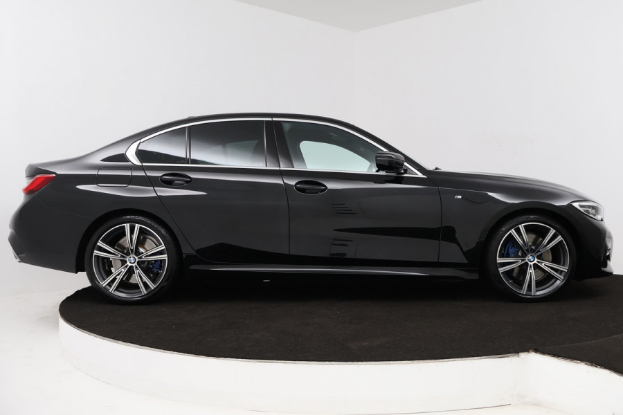 BMW 3-serie 330i High Executive Edition (STOELVERWARMING, SFEERVERLICHTING, ACHTERUITRIJCAMERA, NAVIGATIE, PARKEERSENSOREN)