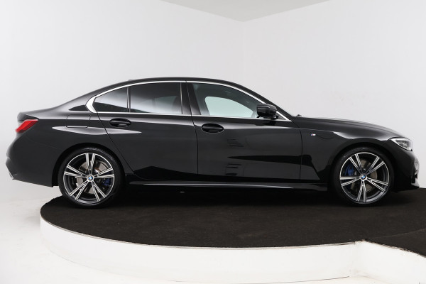 BMW 3-serie 330i High Executive Edition (STOELVERWARMING, SFEERVERLICHTING, ACHTERUITRIJCAMERA, NAVIGATIE, PARKEERSENSOREN)