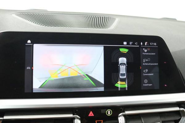 BMW 3-serie 330i High Executive Edition (STOELVERWARMING, SFEERVERLICHTING, ACHTERUITRIJCAMERA, NAVIGATIE, PARKEERSENSOREN)