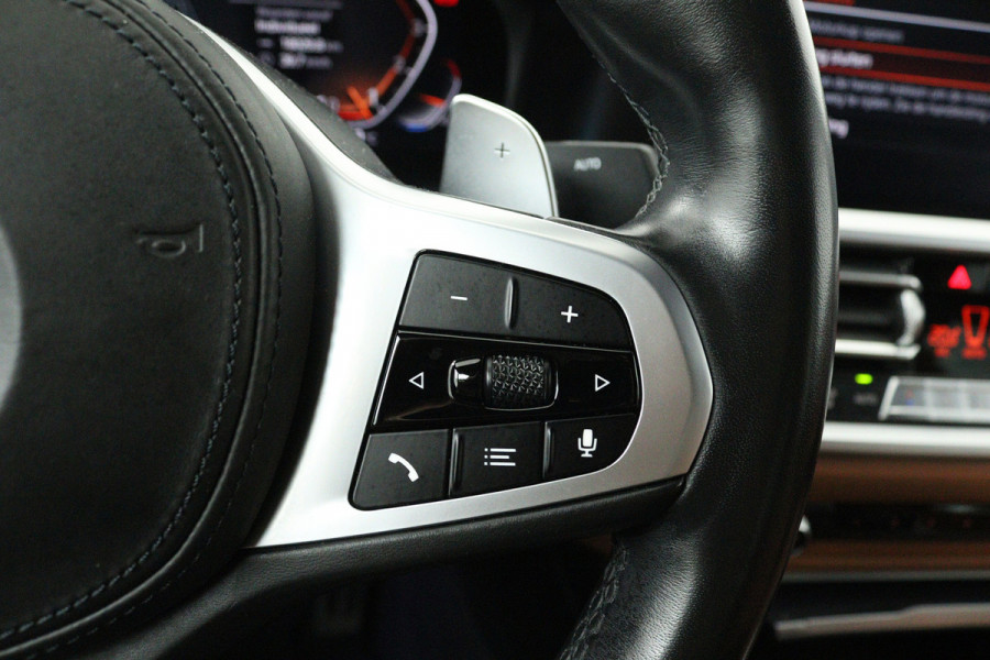 BMW 3-serie 330i High Executive Edition (STOELVERWARMING, SFEERVERLICHTING, ACHTERUITRIJCAMERA, NAVIGATIE, PARKEERSENSOREN)