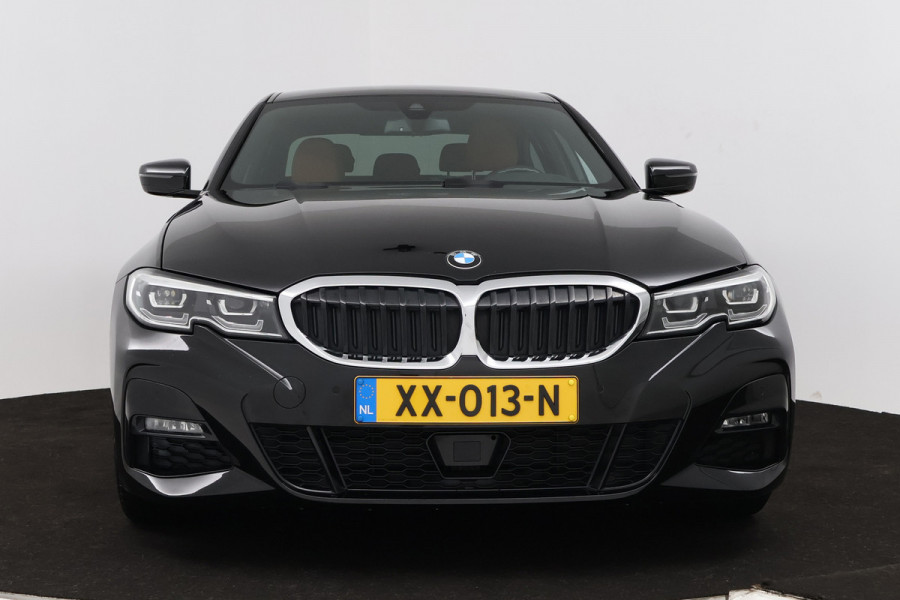 BMW 3-serie 330i High Executive Edition (STOELVERWARMING, SFEERVERLICHTING, ACHTERUITRIJCAMERA, NAVIGATIE, PARKEERSENSOREN)