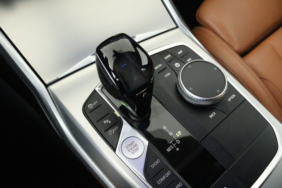 BMW 3-serie 330i High Executive Edition (STOELVERWARMING, SFEERVERLICHTING, ACHTERUITRIJCAMERA, NAVIGATIE, PARKEERSENSOREN)