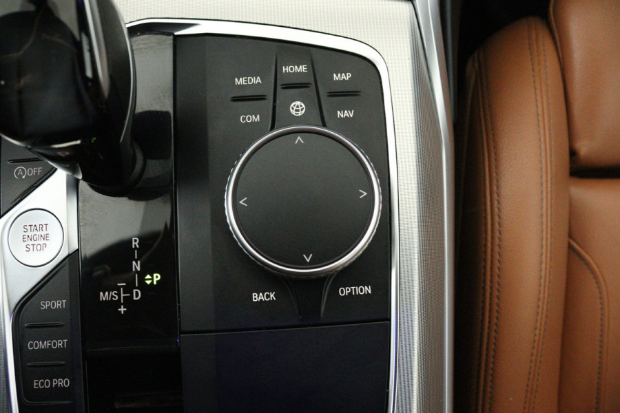 BMW 3-serie 330i High Executive Edition (STOELVERWARMING, SFEERVERLICHTING, ACHTERUITRIJCAMERA, NAVIGATIE, PARKEERSENSOREN)